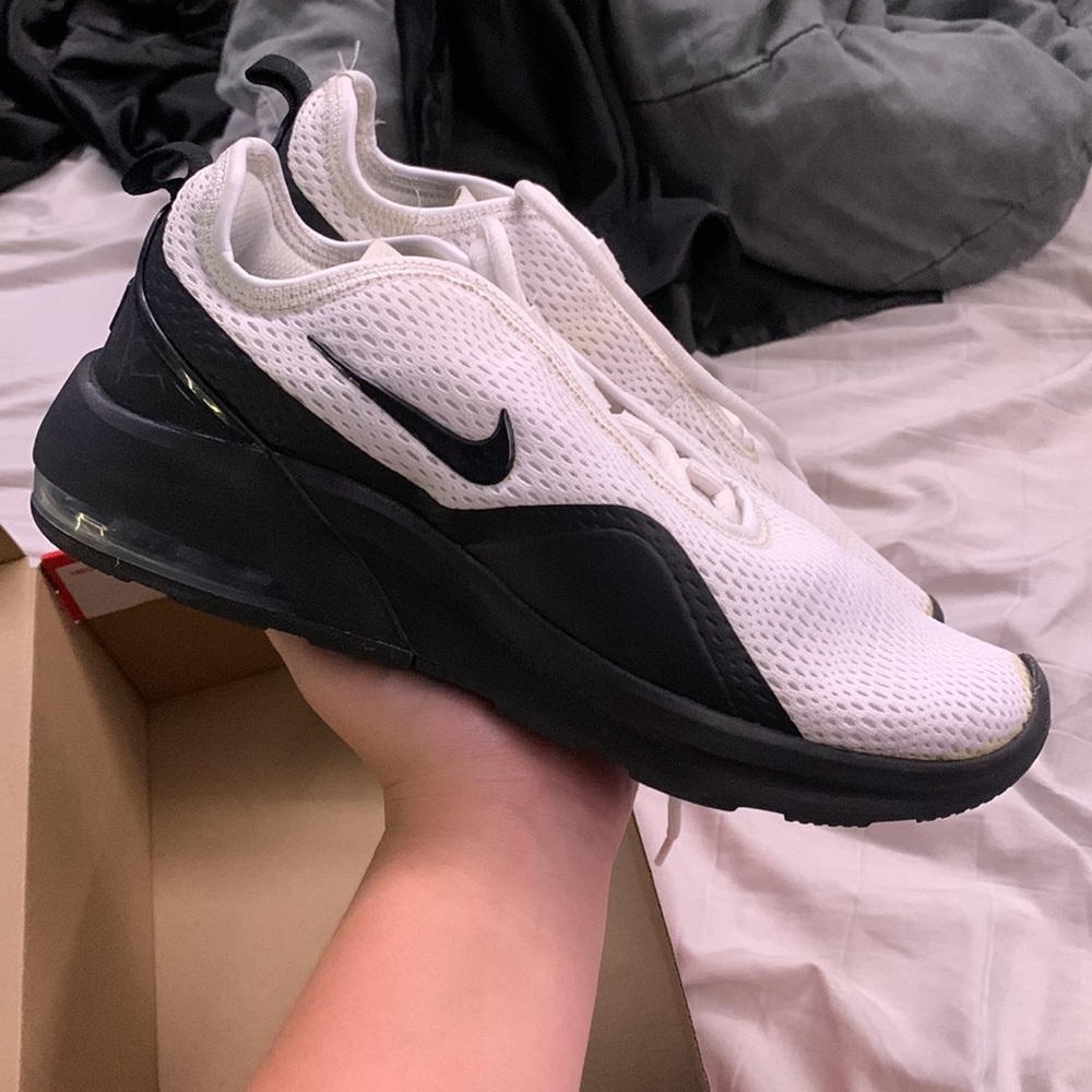 WMNS NIKE AIR MAX MOTION 2